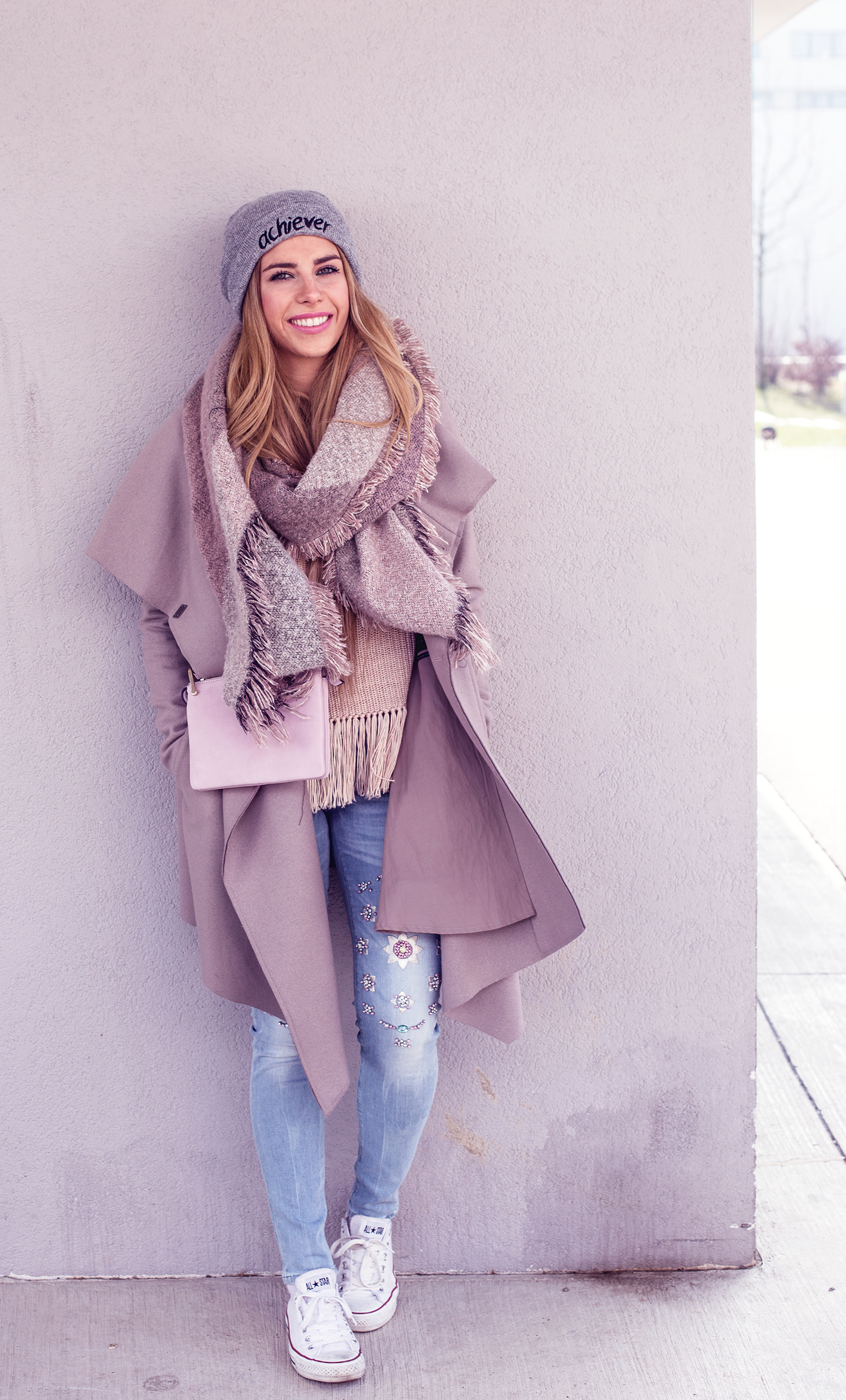 Outfit_Winterlook_Wien_Luisa_Lion_All_Saints_Coat_Guess_Jeans_Forever21_Scarf_andofotherstories_Bag_Chucks