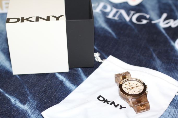 durchsichtige goldene Uhr von DKNY